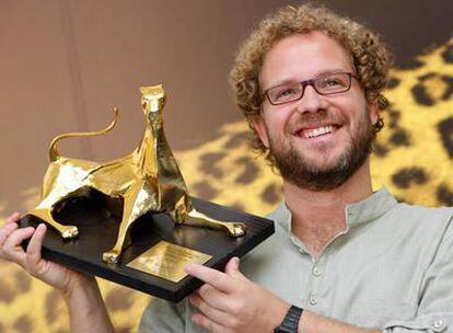 El madrileño Enrique Rivero posa con el Leopardo de Oro a la Mejor Película (Foto: Festival de Cine de Locarno)