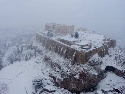 LA Acrópolis de Atenas, cubierta de nieve la semana pasada.