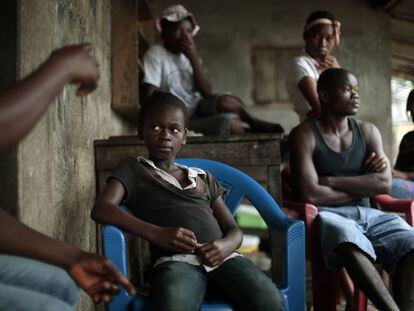 Un huérfano se recupera en un centro en Liberia.
