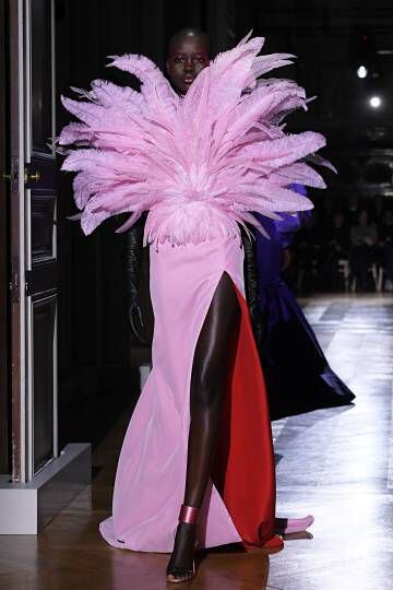 Una modelo, durante el desfile de Valentino en la Semana de la Moda de París, este miércoles.
