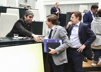 Jose Luis Martinez Almeida (PP) saluda al Delegado de Hacienda Jorge García en el Pleno del Ayuntamiento de Madrid.