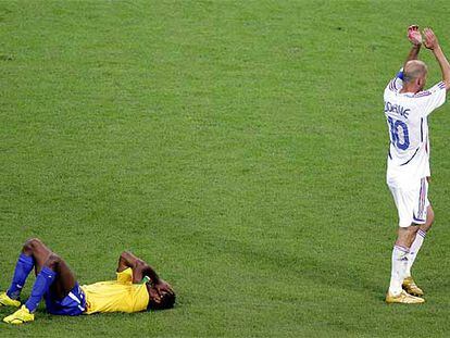 Zé Roberto se lamenta tirado en el césped mientras Zidane aplaude a los seguidores franceses.