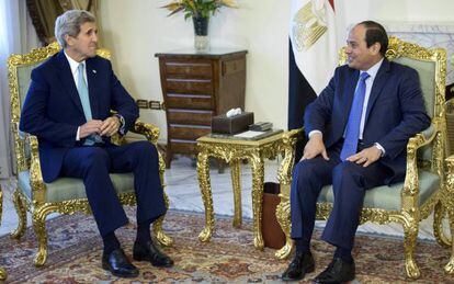 El secretario de Estado John Kerry y el presidente egipcio Abdelfat&aacute; Al Sisi
 