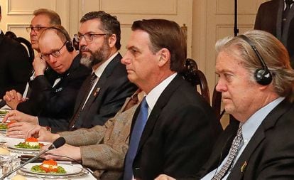 Jair Bolsonaro, en la cena del domingo en Washington, con Steve Bannon sentado a su izquierda.