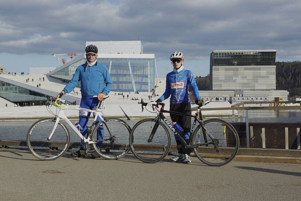 A la izquierda, padre e hijo tras recorrer 80 kilómetros en bici para ir a una comida familiar.