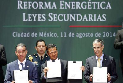 Pe&ntilde;a Nieto, en el centro, tras promulgar la reforma.