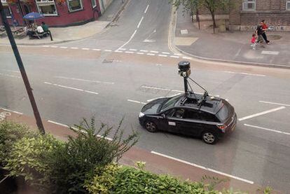 Un coche de Street View equipado con radares y sensores.