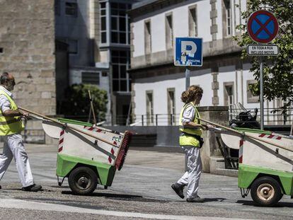 Operarios del servicio municipal de limpieza en Vigo.