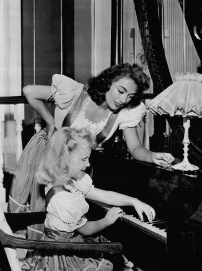 Joan Crawford y su hija Christina, en julio de 1947 en su casa.