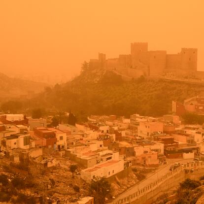 GRAFAND6977. ALMERÍA, 15/03/2022.- Imagen de la Alcazaba de Almería con el cielo cubierto con la intensa calima debido al polvo procedente del desierto del Sáhara que ha penetrado en la Península y Baleares, y ha teñido de rojo los cielos de la costa mediterránea, en Andalucía especialmente en Jaén y Almería, donde este fenómeno no se registraba con esta intensidad desde hacía varias décadas. EFE/Carlos Barba