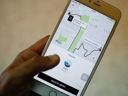 Un usuario utiliza la aplicación de Uber.