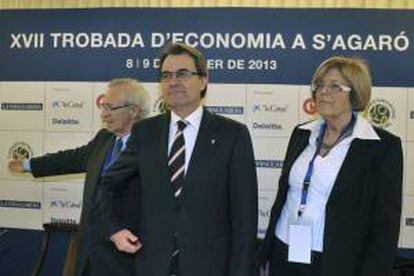 El presidente de la Generalitat, Artur Mas, junto al presidente de la Cámara de Comercio de Barcelona, Miquel Valls (i) y la presidenta de la Fundación Olaf Palme, Anna Balletbó (d), durante la sesión inaugural del XVII Encuentro de Economía en S'Agaró (Girona).