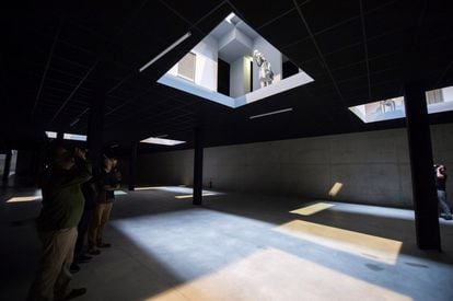 El centro de arte Planta, de la Fundació Sorigué, presenta por primera vez en España "Double Bind", obra cumbre del escultor Juan Muñoz (1953-2001), quien la ideó para la Tate Modern y que en un espacio de más de 2.000 metros cuadrados juega con la figura humana ocupando entornos arquitectónicos.