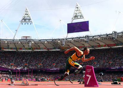 Oscar Pistorius compite en la primera ronda de los 400m en Londres. 