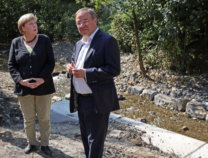 Angela Merkel y Armin Laschet, este domingo en Hagen, una de las zonas afectadas por las inundaciones de este verano.