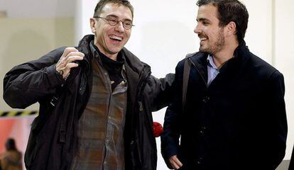 Encuentro entre Juan Carlos Monedero y Alberto Garzón en un coloquio en el Círculo de Bellas Artes de Madrid.