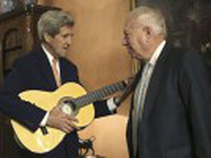 El secretario de Estado de EE UU, John Kerry, inició ayer una visita oficial de dos días a España. Este domingo exhibió la buena relación con su homólogo, José Manuel García-Margallo, quien le regaló una guitarra española