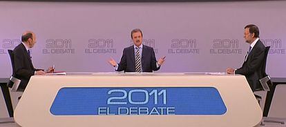Imagen tomada de la señal de televisión en la que se ve a los dos candidatos al inicio del debate.