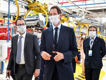 Visita de John Elkann, en el centro, a la mayor planta de Fiat, Mirafiori.