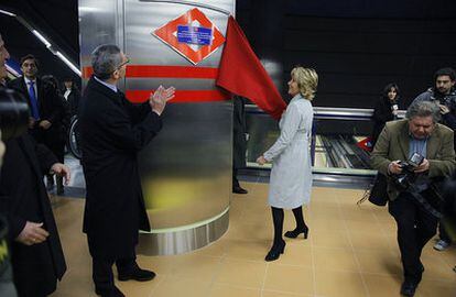 Aguirre descubre la placa en la estación de Metro de Las Rosas mientras aplaude Gallardón.