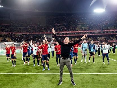 Luis Enrique y los jugadores celebran con el público el pase al Mundial, en una imagen facilitada por la federación.