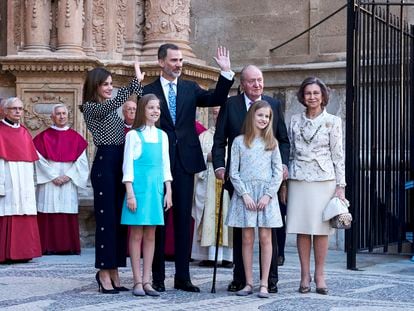 La reina Letizia, la princesa Sofía, el rey Felipe VI,  el rey emérito Juan Carlos I, la princesa Leonor y la reina Sofía en Palma de Mallorca, tras la misa de Pascua en abril de 2018