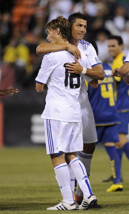 Cristiano Ronaldo abraza a Canales