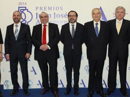 De izquierda a derecha. Nerea Olazabal, I&ntilde;igo P&eacute;rez, Pedro Pascual, Pascal G&oacute;mez, Victoriano Mart&iacute;nez; I&ntilde;aki Garmendia y Antonio Nogueiras en la entrega de premios Juan Jos&eacute; Azurmendi. 