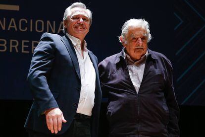 Alberto Fernández junto a José Mujica en una conferencia este viernes.