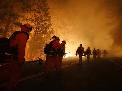 Bomberos trabajando en un incendio forestal en California.