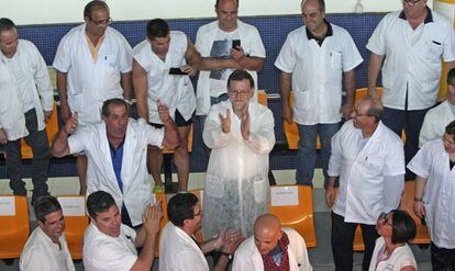 El presidente del Gobierno en funciones y del PP, Mariano Rajoy, en la subasta de pescado de la lonja de Santa Pola.