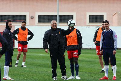 Gregorio Manzano (con el balón) y sus jugadores, en un entrenamiento.