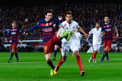 Messi controla la pilota davant Kolo en el duel Barça-Sevilla.