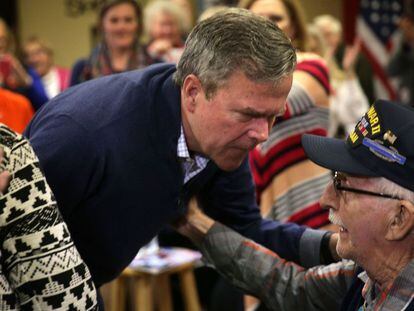 Jeb Bush saluda a un veterano de la Segunda Guerra Mundial, el martes en Leesville