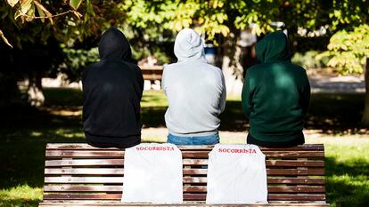 Tres peruanos del grupo de socorristas que denuncian las malas prácticas de empresas del sector, el pasado viernes en un parque de Madrid.
