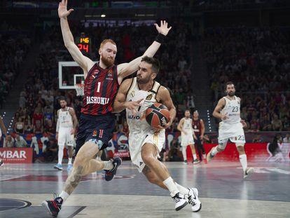 Facundo Campazzo, con el balón, y Niccolo Mannion, durante el encuentro de la Euroliga.