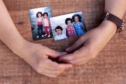 Las manos de Bouchra rodean las últimas fotos que tomó de sus hijos.