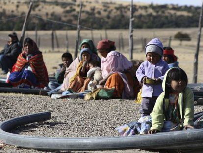Ind&iacute;genas mexicanos afectados por la sequ&iacute;a esperan la llegada de alimentos en la comunidad de Carichi (Chihuahua).