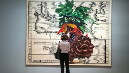 Una mujer observa la obra titulada 'Terra Nova', de la artista dominicana Firela Báez, de la exposición 'Chosen Memories', en el MoMA de Nueva York.