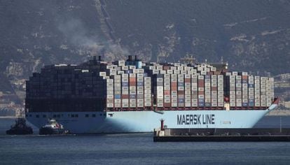 El barco &#039;McKinney Moller&#039;, de Maersk, a su salida del puerto de Algeciras.