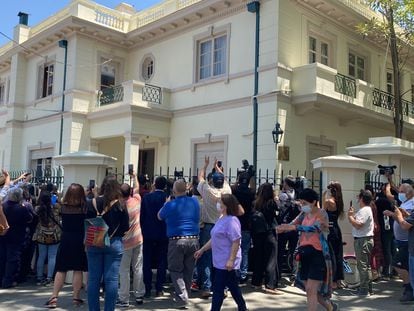 Vecinos y periodistas sacan fotos a La Moneda Chica, la casa en Santiago de Chile donde Gabriel Boric organiza la transición.