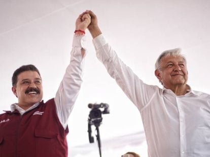 Carlos Lomelí y López Obrador en mayo de 2018.
