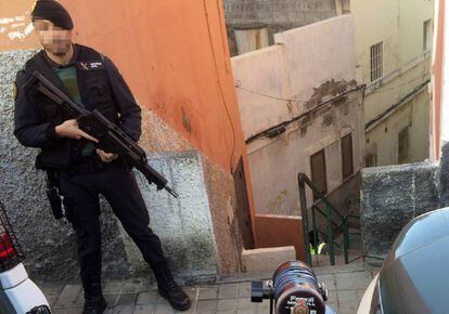 Un guardia civil, durante una operaci&oacute;n antiterrorista en Canarias el d&iacute;a 17.