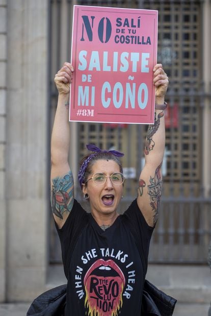 Unas 50 mujeres protestan en la plaza Sant Jaume de Barcelona contra la 'ley trans' y por la "verdadera agenda feminista".