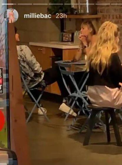 Miley Cyrus y Cody Simpson en un restaurante en Los Ángeles, el jueves, en un vídeo de una usuaria de Instagram.