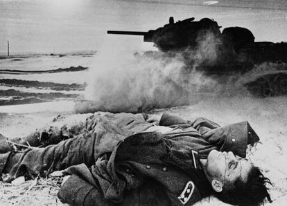 Soldado alemán muerto. Rusia, 1942 (de autor desconocido). Paco Elvira señala que esta es la típica "imagen de propaganda, preparada, con un soldado muerto en primer término y un tanque soviético victorioso detrás, que el fotógrafo esperaba a que pasase para componer la imagen".