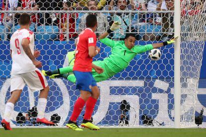 El portero de Costa Rica, Keylor Navas,no puede para el lanzamiento de Aleksandar Kolarov que marca para el equipo serbio.