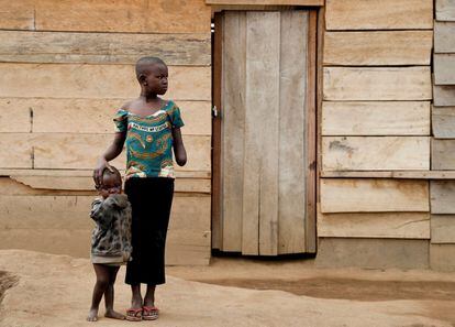 A Mave Grace, de 11 años, unos militares le amputaron parte del brazo cuando atacaron su pueblo, Tchee. Posa con su hermana de dos años, Racahele-Ngabausi, en el campo de desplazados internos de Bunia (República Democrática del Congo).