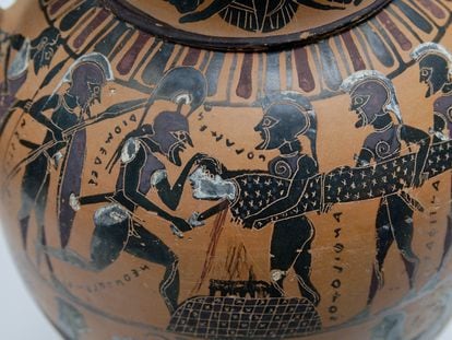 El sacrificio de Políxena por Neoptólemo en un vaso griego.
