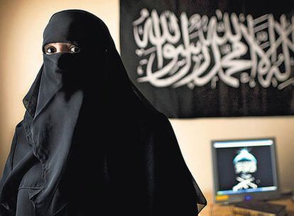 Malika El Aroud, conocida como Um Obeyda, pide apoyo de las mujeres para Al Qaeda.
